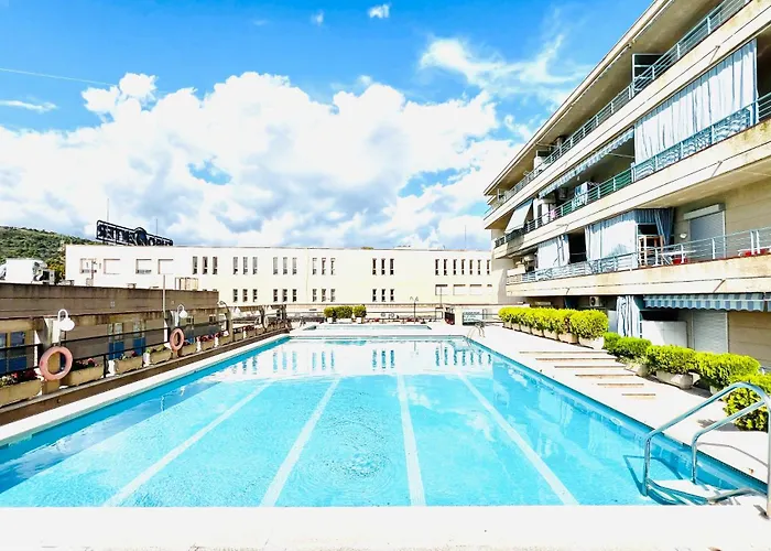 Apartamento con Balcón y Piscina